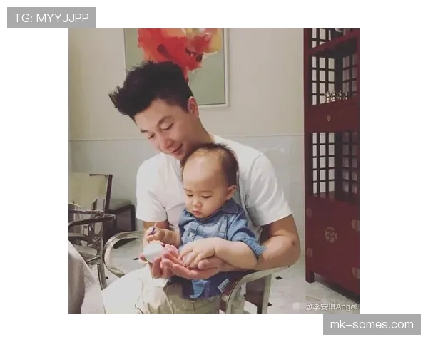 李小鹏家的冰箱里居然只放蛋白粉和冰水