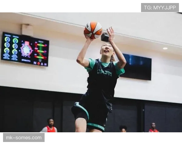韩旭训练完直接啃鸡腿，这自律和放纵切换也太丝滑了